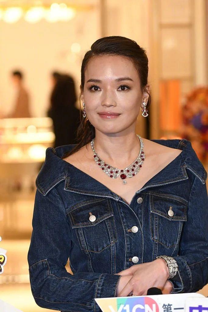 杨幂李易峰新剧探秘与巷弄深处的特色小店之旅