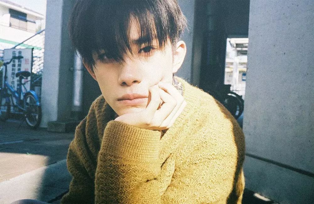 易烊千玺最新图片,时代之星的光芒闪耀