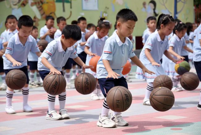 三孩最新政策下的家庭欢乐时光开启