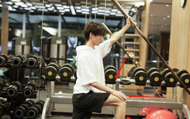 王俊凯健身新照曝光,小巷深处的健身秘密与隐藏特色小店探索