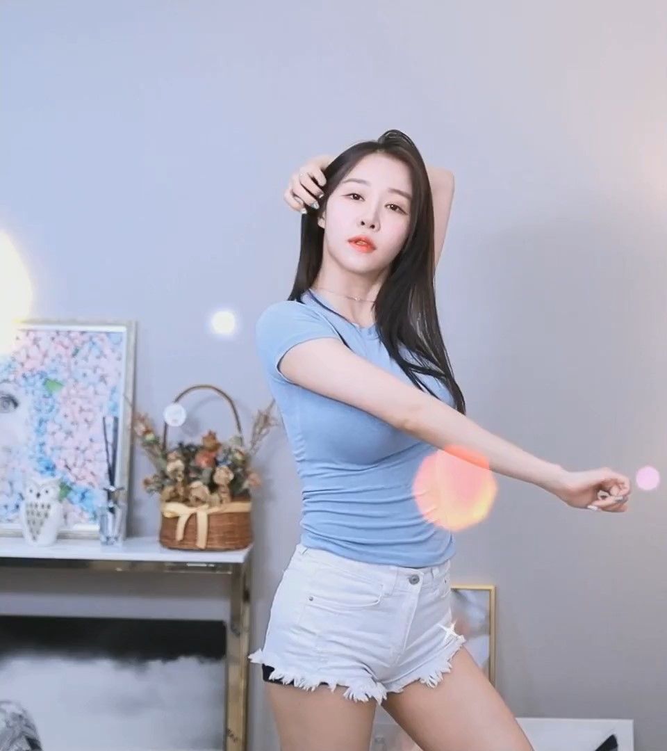 韩国女主播艾琳最新动态，荧幕璀璨之星的耀眼光芒