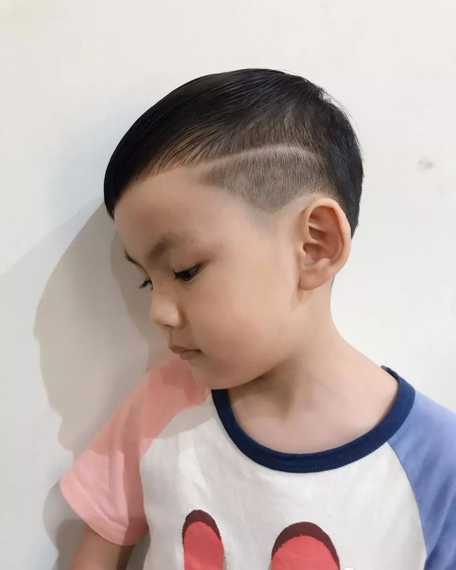 最新男孩发型潮流，多样选择与时尚设计
