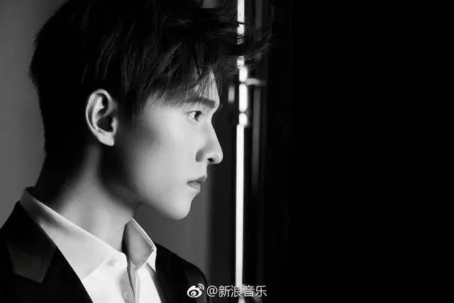 杨洋最新写真展现自信成长之路，学习中的成就与魅力风采