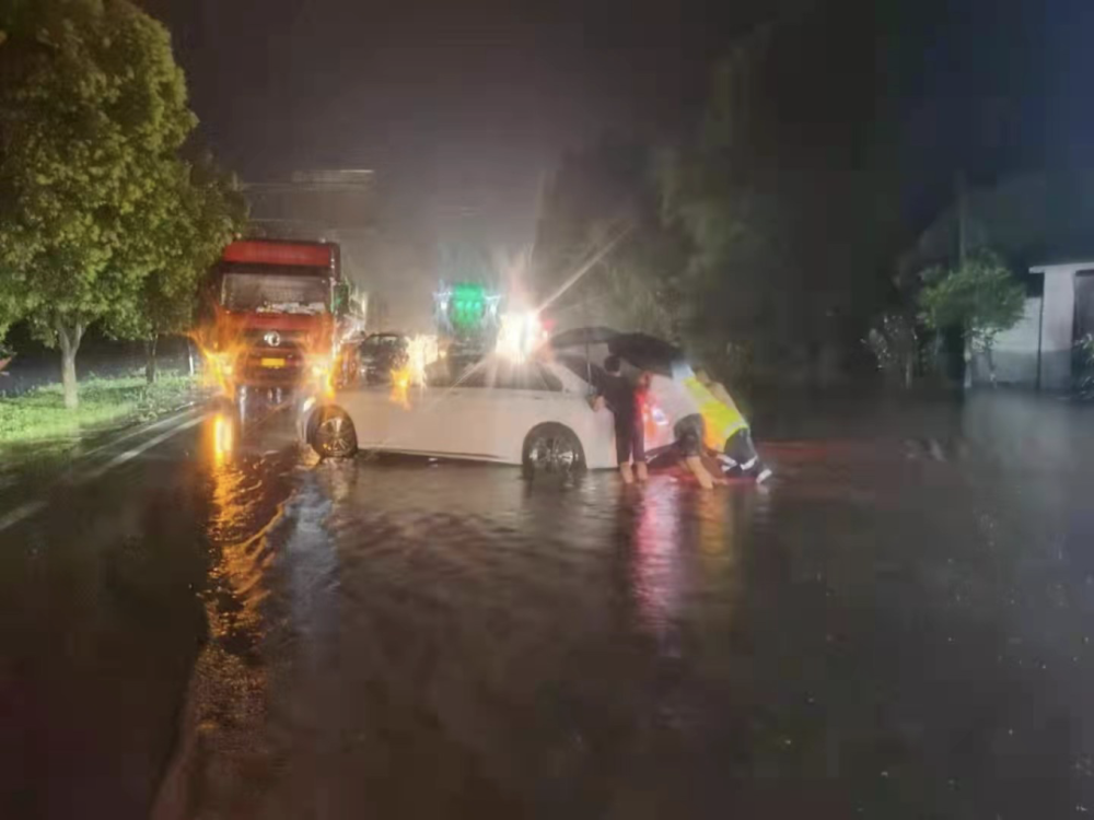 下暴雨最新消息,雨中欢乐时光开启
