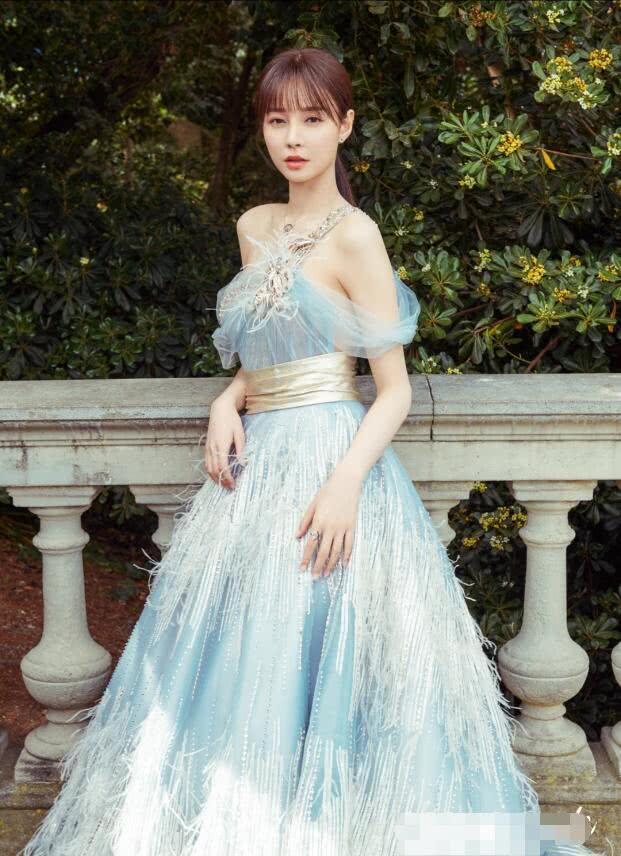 沈梦辰最新照片引发审美变迁与个人立场热议